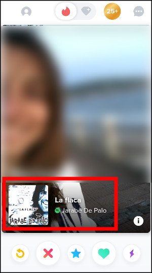 Snippet spotify en tarjeta Tinder.