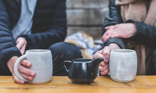 pareja tomando café