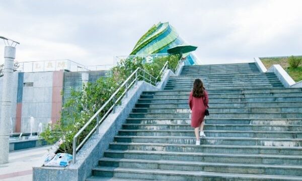 chica en las escaleras